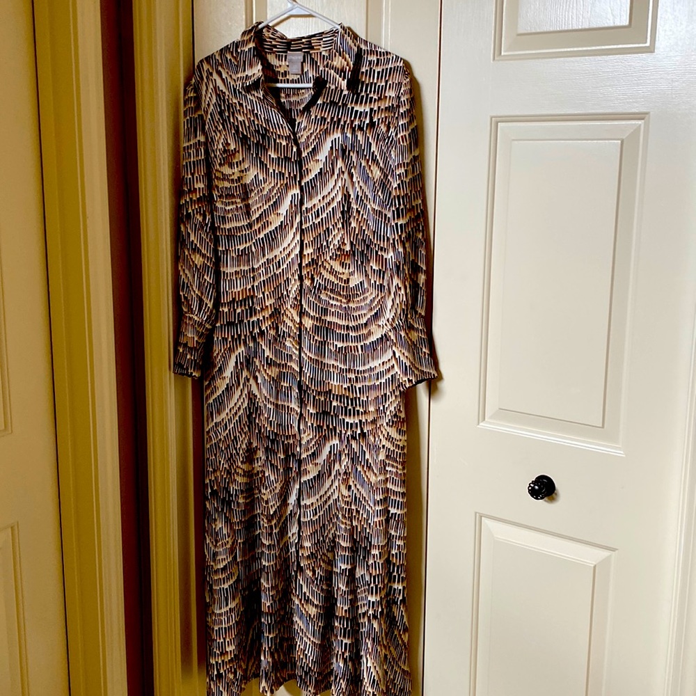 Long sleeve midi dress, long sleeve. Brown tones, button down.